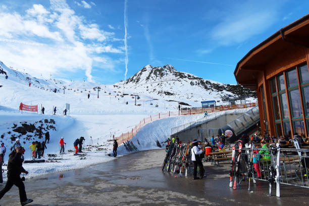 gondelstation am gletscher in hintertux - österreich - skiing point of view stock-fotos und bilder