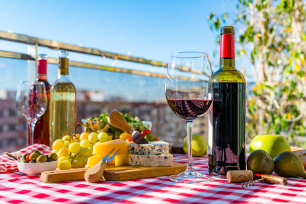 bouteille de vin rouge et verre et charcuterie sur la table de la terrasse - gewurztraminer photos et images de collection