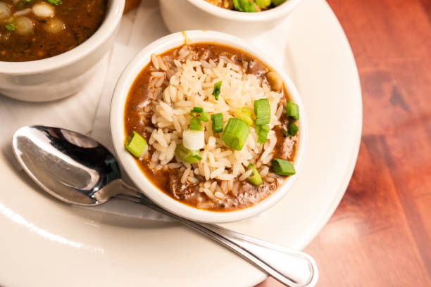 petite tasse de gumbo - creole food food studio shot nobody photos et images de collection