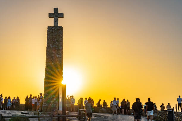 ヨーロッパ大陸の最西端、夕暮れ時のロカ岬、シントラ、ポルトガル - sintra sunset cross outdoors ストックフォトと画像