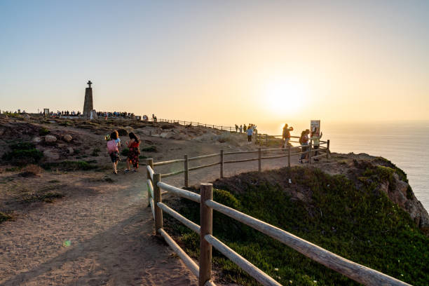 ヨーロッパ大陸の最西端、夕暮れ時のロカ岬、シントラ、ポルトガル - sintra sunset cross outdoors ストックフォトと画像