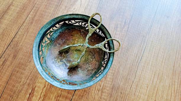 antique copper bowl - antique obsolete old fashioned old stock-fotos und bilder