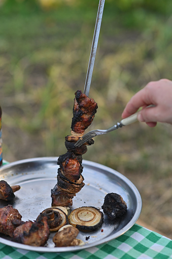 remove the meat skewer from the skewer.