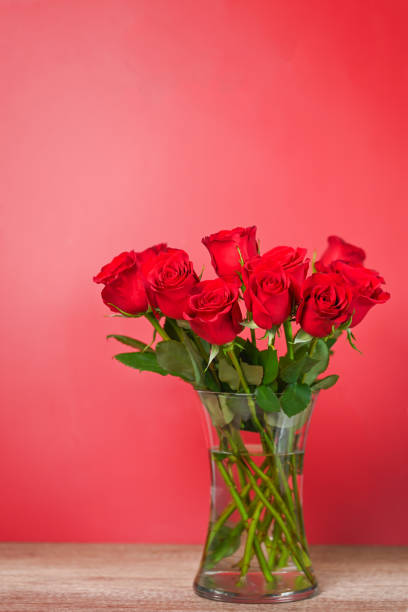 red roses - rose dozen roses vase red ストックフォトと画像