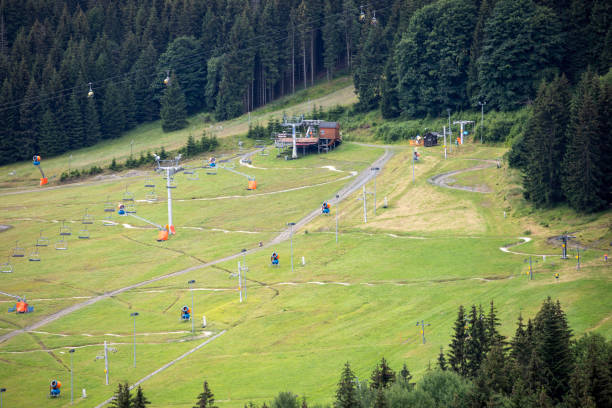 itinéraire du congrès pour les skieurs en été à la montagne - travel carpathian mountain range european alps mountain photos et images de collection