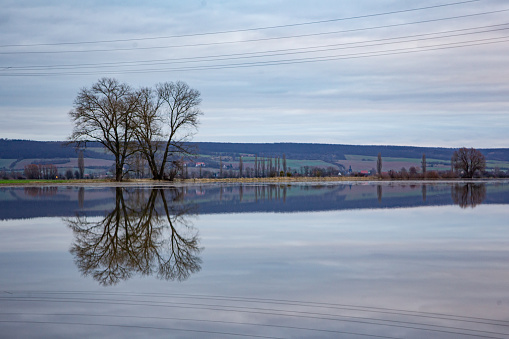 Überschwemmungen auf dem Feld bei Hochwasser