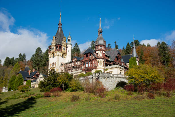 peles castle in sinaia, romania - sinaia fotografías e imágenes de stock