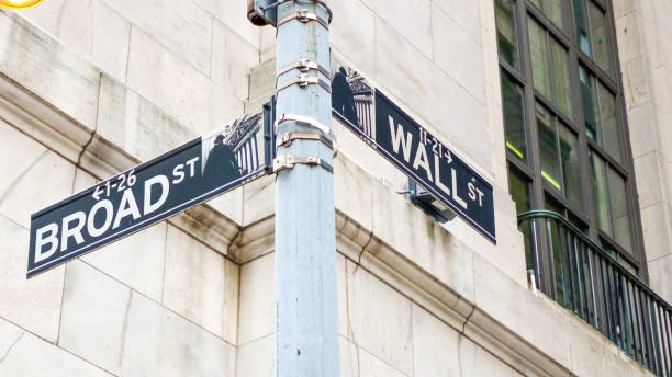 señal de tráfico de nueva york wall street esquina broad street. - new york stock exchange new york city new york state business fotografías e imágenes de stock