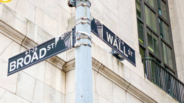 cartello stradale di new york wall street angolo broad street. - bull bear stock market new york stock exchange foto e immagini stock