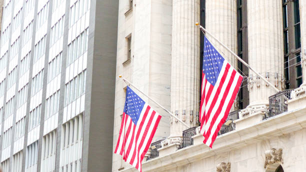 2023년 7월 4일 뉴욕시 로어 맨해튼 금융 지구에 있는 뉴욕 증권 거래소 - nyse 빌딩의 메인 파사드에 있는 미국 국기가 보입니다 - stock exchange stock market new york stock exchange floor 뉴스 사진 이미지