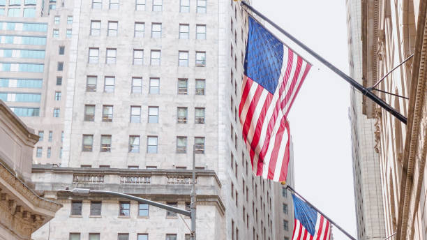 2023년 7월 4일 뉴욕시 로어 맨해튼 금융 지구에 있는 뉴욕 증권 거래소 - nyse 빌딩의 메인 파사드에 있는 미국 국기가 보입니다 - stock exchange stock market new york stock exchange floor 뉴스 사진 이미지