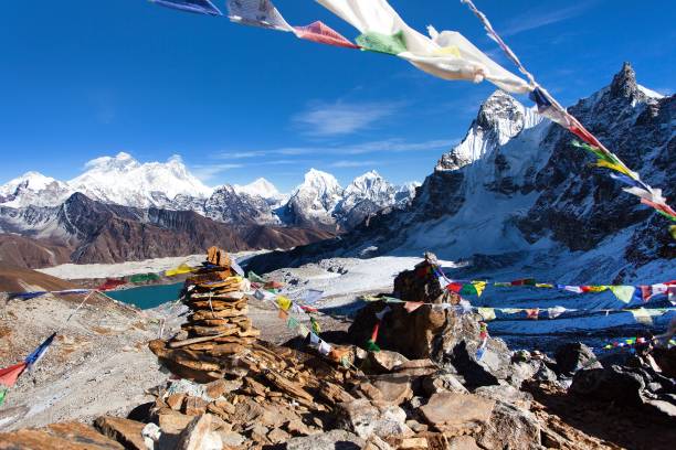 mount everest, lhotse, makalu, buddhist prayer flags - renjo la fotografías e imágenes de stock
