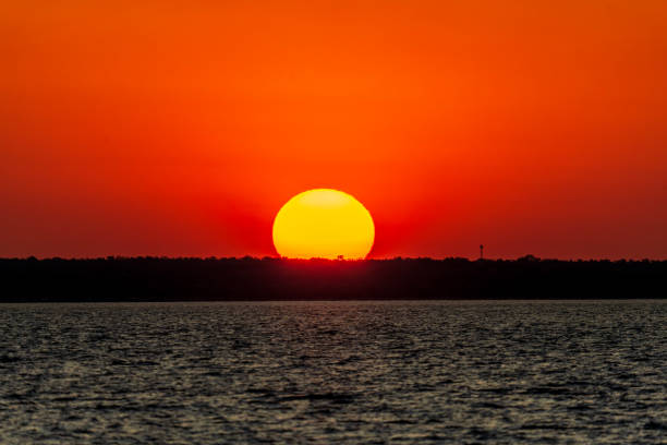 dramatischer sonnenuntergang am horizont in der cullen bay - darwin australia northern territory harbor stock-fotos und bilder