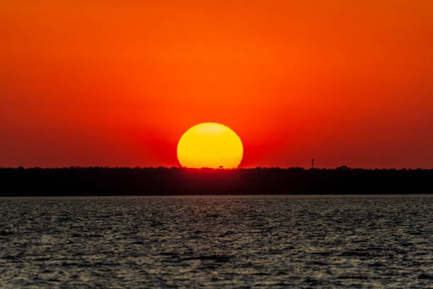espectacular puesta de sol en el horizonte en la bahía de cullen - darwin australia northern territory harbor fotografías e imágenes de stock
