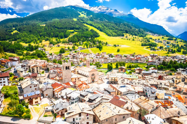 città di bormio nelle alpi italiane veduta aerea - 11911 foto e immagini stock