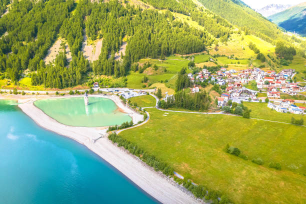 curon venosta. torre sineira submersa em graun im vinschgau no lago reschen vista aérea da paisagem alpina - 11917 - fotografias e filmes do acervo