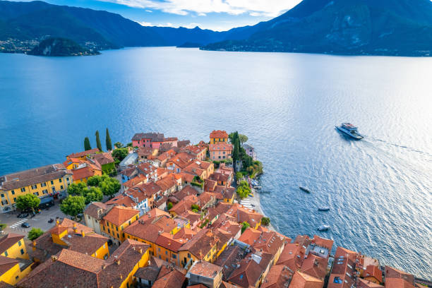 town of varenna como lake waterfront aerial view - 11909 fotografías e imágenes de stock