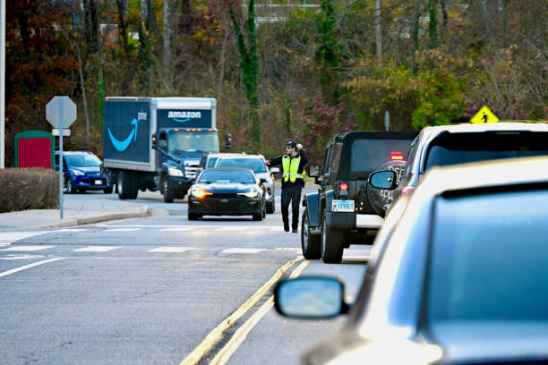 police cadet directs traffic at george mason university, fairfax, virginia (usa) - george mason imagens e fotografias de stock