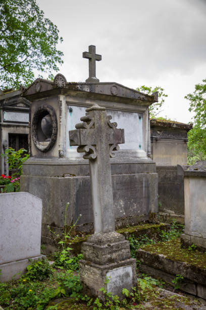 grave in the pere lachaise cemetery, paris, france - lachaise stock-fotos und bilder
