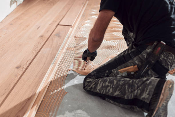 istock Professional handyman installing laminate flooring in a new apartment. 1916701466
