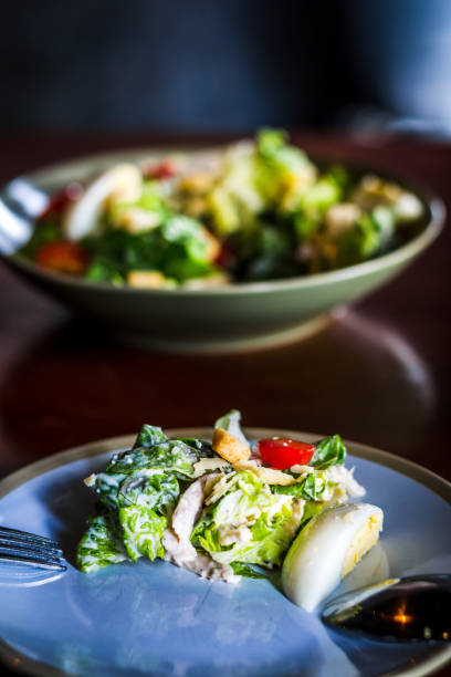 시저 샐러드 
양상추, 구운 닭 가슴살, 크루통, 삶은 달걀, 방울토마토가 그릇에 담겨 나옵니다. - salad caesar salad main course restaurant 뉴스 사진 이미지
