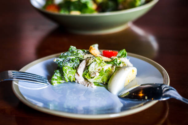 caesar salad of 
lettuce, grilled chicken breast, croutons, boiled egg, cherry tomatoes served in a bowl - salad caesar salad main course restaurant foto e immagini stock
