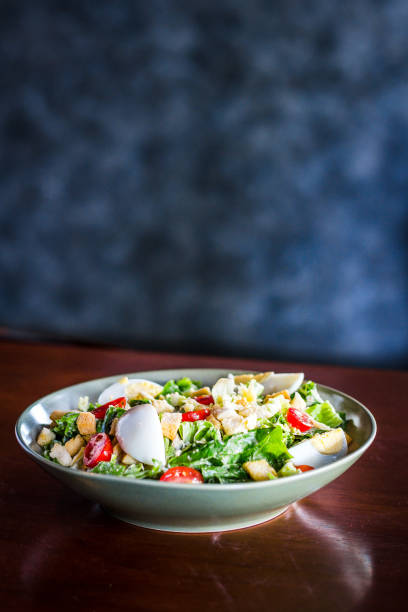 caesar salad of 
lettuce, grilled chicken breast, croutons, boiled egg, cherry tomatoes served in a bowl - salad caesar salad main course restaurant 뉴스 사진 이미지