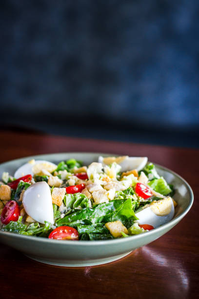 caesar salad of 
lettuce, grilled chicken breast, croutons, boiled egg, cherry tomatoes served in a bowl - salad caesar salad main course restaurant 뉴스 사진 이미지