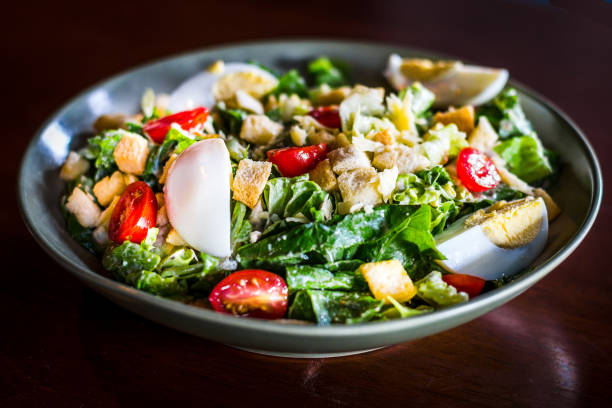 caesar salad of 
lettuce, grilled chicken breast, croutons, boiled egg, cherry tomatoes served in a bowl - salad caesar salad main course restaurant 뉴스 사진 이미지