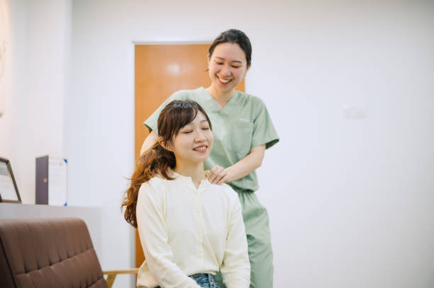 istock Come, let me massage for you. 1916762297