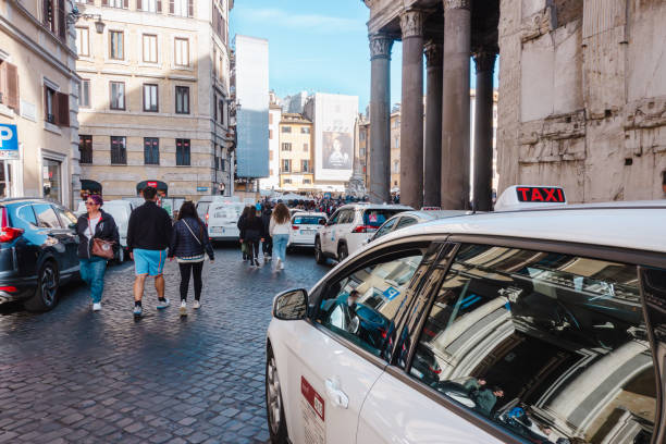 taxi e turisti vicino al pantheon, roma. - southern europe public transportation international landmark local landmark foto e immagini stock