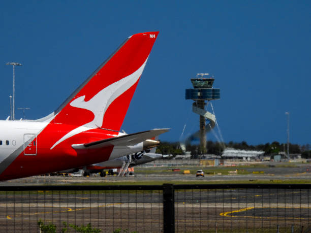 qantas b787 sommerhimmel - boeing 787 fence airport security stock-fotos und bilder