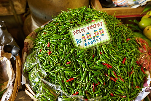 Port Louis, MU, 23.11.2013 Ein großer Korb voll grüner und roter Chilischoten auf dem Markt von Port Louis.| Huge basket filled with green and red peppers at the marketplace of Port Louis.