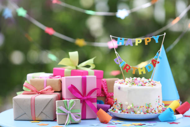 birthday cake - birthday favors stock-fotos und bilder