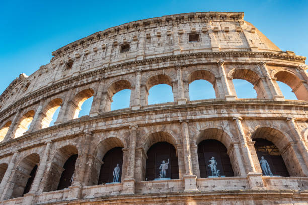 antigua roma, coliseo (coliseo), detalle. fachada exterior del coliseo - imperial italy rome roman forum fotografías e imágenes de stock