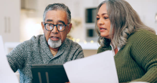 Financial, reading or senior couple with documents in home for retirement savings or pension planning. Profit growth, investment app or mature man with a woman for house bills or budget together pareja financiera, lectora o de la tercera edad con documentos en casa para ahorros para la jubilación o planificación de pensiones. crecimiento de ganancias, aplicación de inversión o hombre maduro con una mujer para las facturas de la casa o el presu
