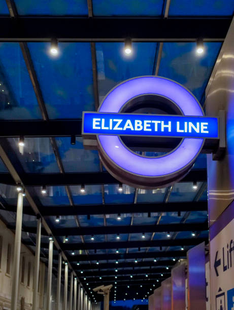 엘리자베스 라인(Elizabeth Line) 영국 런던의 지하철 지하철 표지판 스톡 사진