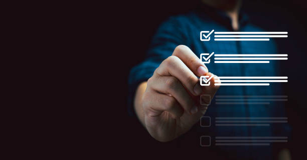 homme d’affaires utilisant un stylo pour cocher la coche pour vérifier l’examen et approuver le document virtuel, l’assurance qualité et le concept iso. - planification photos et images de collection