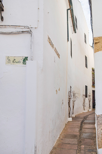 The charming Calleja del Pañuelo (literally Handkerchief Alley), a narrow alley in the Cordoba old town that ends in a small square called Plaza de los Rincones de Oro
