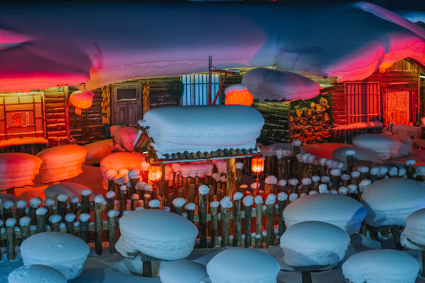 sezon zimowy śnieżne miasto xuexiang z chińską latarnią głęboki śnieg w nocy kolorowe oświetlenie w zaśnieżonym domku - blizzard house storm snow zdjęcia i obrazy z banku zdjęć