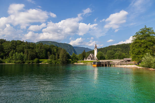 lake bohinj a large lake in slovenia, is located in the bohinj valley of the julian alps, in the northwestern region of upper carniola, part of the triglav national park - julian alps lake bohinj lake bohinj zdjęcia i obrazy z banku zdjęć