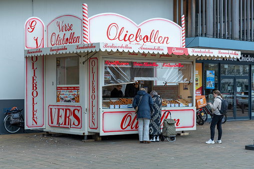 Utrecht, the Netherlands. 28 December 2023. Oliebollen kraam, deep fried doughnut balls called oliebollen, a typical Dutch new year’s eve treat tradition, at a food stand in the streets.
