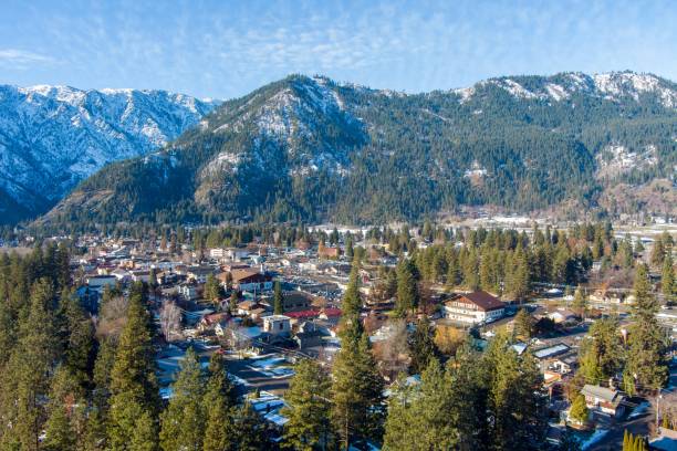 paesaggio di leavenworth al mattino - tree leavenworth snow sky foto e immagini stock