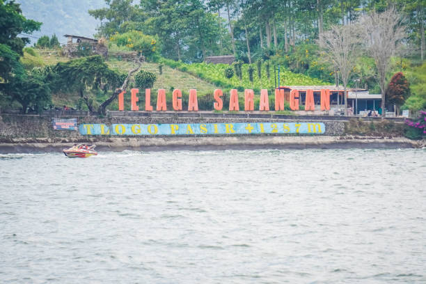 인도네시아 관광객들은 동부 자바의 telaga sarangan lake에 있는 관광 명소에서 전문 가이드와 함께 고속 스피드보트를 탑니다. - sailing motorboating speedboat racing nautical vessel 뉴스 사진 이미지