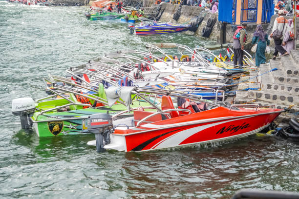 인도네시아 관광객들은 동부 자바의 telaga sarangan lake에 있는 관광 명소에서 전문 가이드와 함께 고속 스피드보트를 탑니다. - sailing motorboating speedboat racing nautical vessel 뉴스 사진 이미지