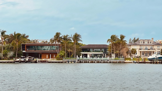 Luxe villa en boot Miami beach Florida op een bewolkte dag in januari 2024