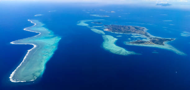 vista aérea de las islas del pacífico - melanesia fotografías e imágenes de stock