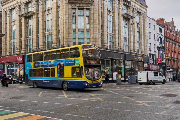 linia autobusowa 83 w kierunku harristown na dame street w centrum dublina - claudia zdjęcia i obrazy z banku zdjęć