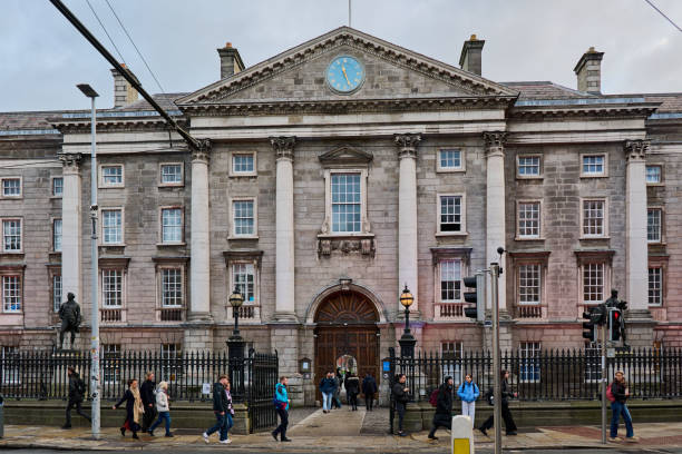 wejście do słynnego trinity college w dublinie, irlandia - claudia zdjęcia i obrazy z banku zdjęć