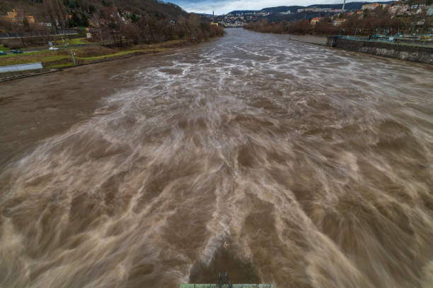 flooded winter river labe with cloudy sky in usti nad labem cz 12 25 2023 - cz zdjęcia i obrazy z banku zdjęć